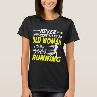 CAMISETA NUNCA SUBESTIME UMA VELHA MULHER AMOR CORRENDO