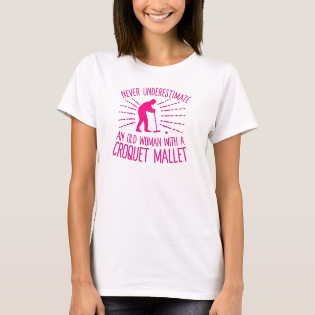 Camiseta Nunca subestime uma velha mulher com Mães croquet (Frente)