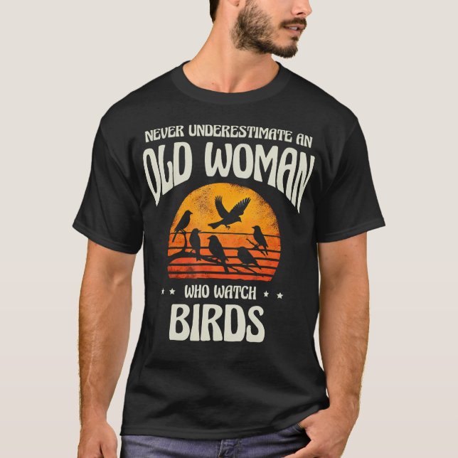Camiseta Nunca Subestime Uma Velha Mulher Observando Pássar (Frente)