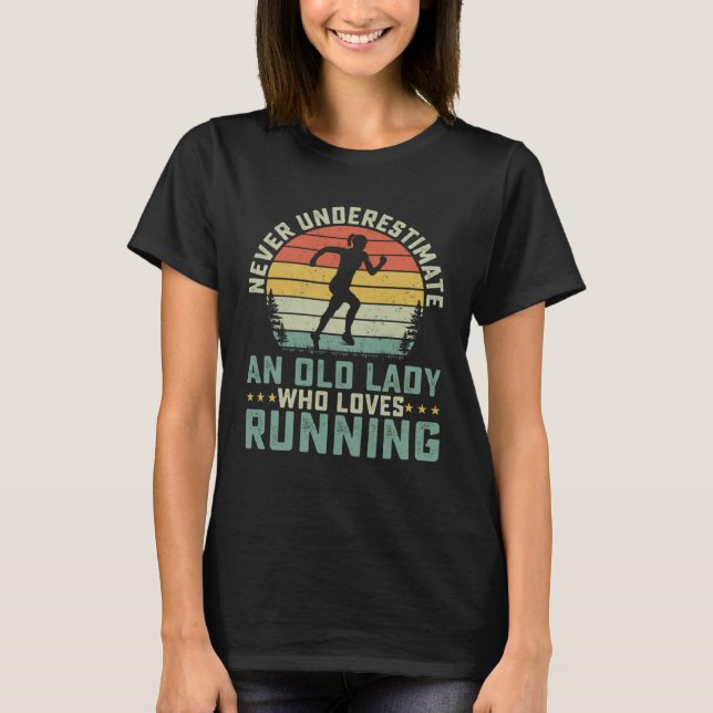 Camiseta Nunca Subestime Uma Velha Que Adora Correr (Frente)