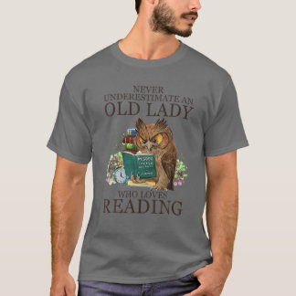 Camiseta Nunca Subestime Uma Velha Que Adora Ler