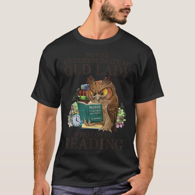Camiseta Nunca Subestime Uma Velha Que Adora Ler  (Frente)