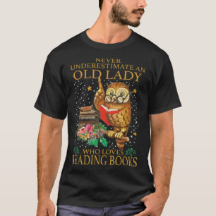 Camiseta Nunca Subestime Uma Velha Que Adora Ler 