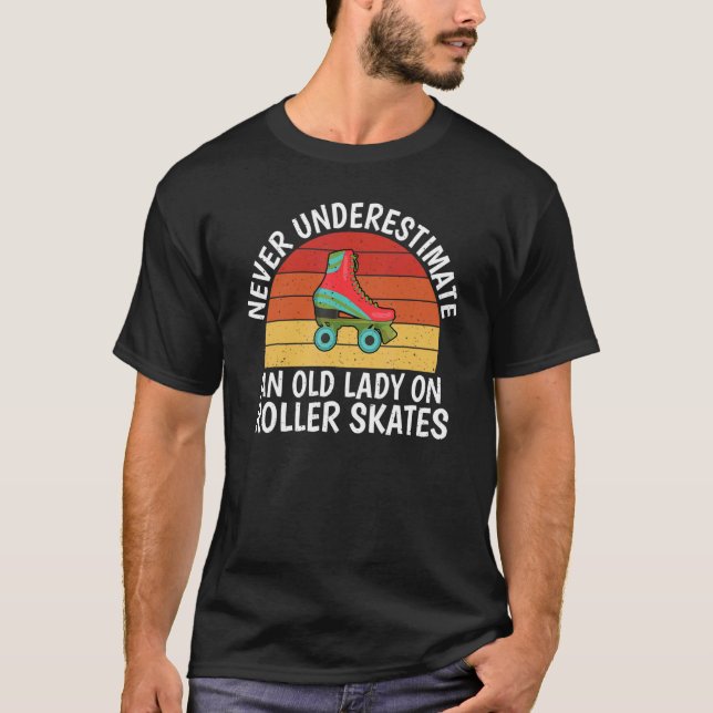 Camiseta Nunca subestime uma velha senhora em Skates de rol (Frente)