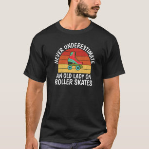 Camiseta Nunca subestime uma velha senhora em Skates de rol