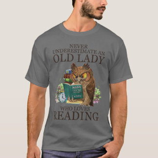 Camiseta Nunca Subestime Uma Velha Senhora Que Ama Ler