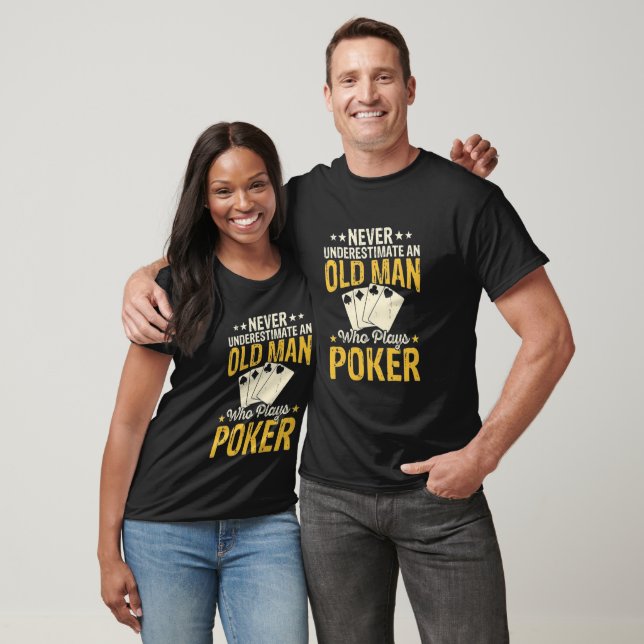 Camiseta nunca subestimula um velho que joga pôquer (Unissex)