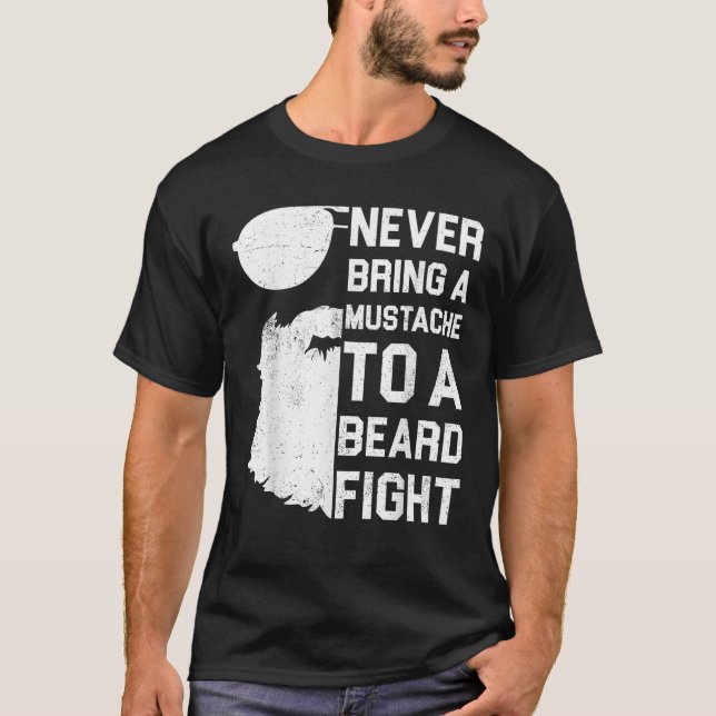 Camiseta Nunca Traga Um bigode A Uma Barba Para Lutar Com C (Frente)
