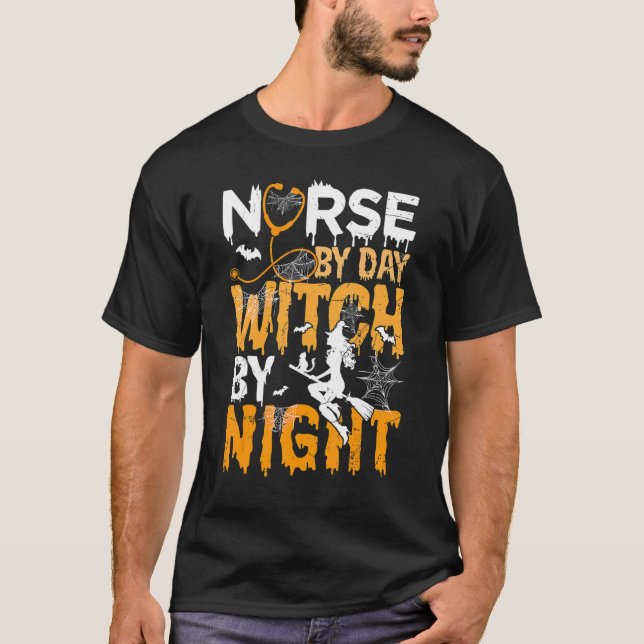 Camiseta Nurse By Day Witch By Night Boo Halloween Costume (Frente)