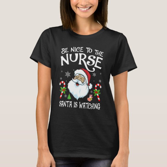 Camiseta Nurse Christmas  Be Nice To The Nurse Santa is Wat (Frente)