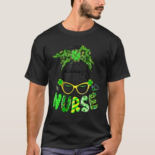 Camiseta Nurse Messy Bun Hair Nurse Life Stethoscope St Pat (Frente)