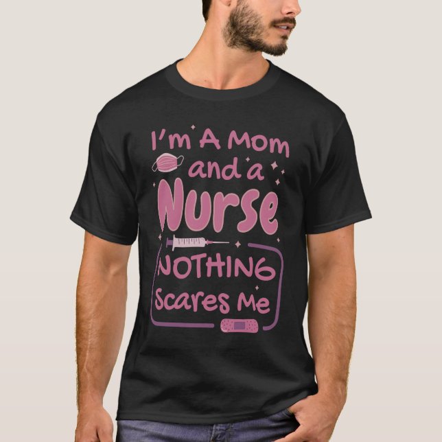Camiseta Nurse & Mom Nothing Scares Me  Sarcastic Health Ca (Frente)