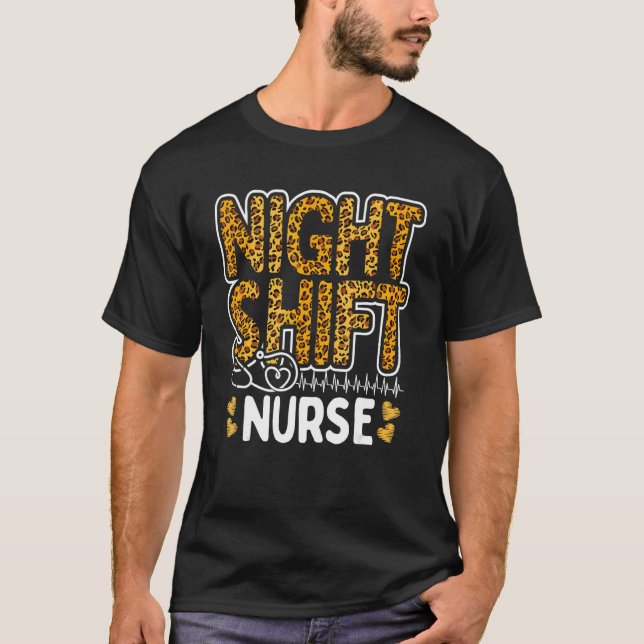 Camiseta Nurse Night Shift Leopard Nursing Appreciation Leo (Frente)