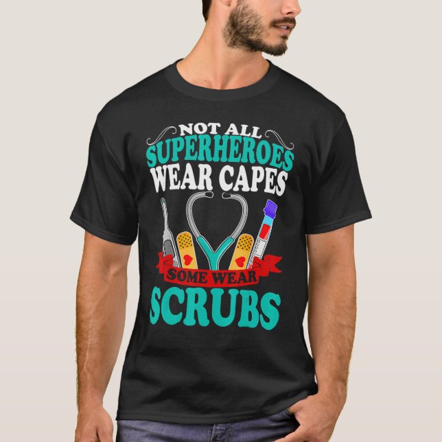 Camiseta Nurses Are Heroes Not All Heroes Wear Capes Some W (Frente)