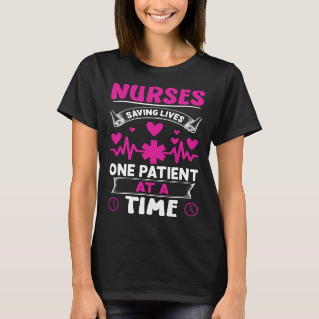 Camiseta Nurses Saving Lives One Patient at a Time (Frente)