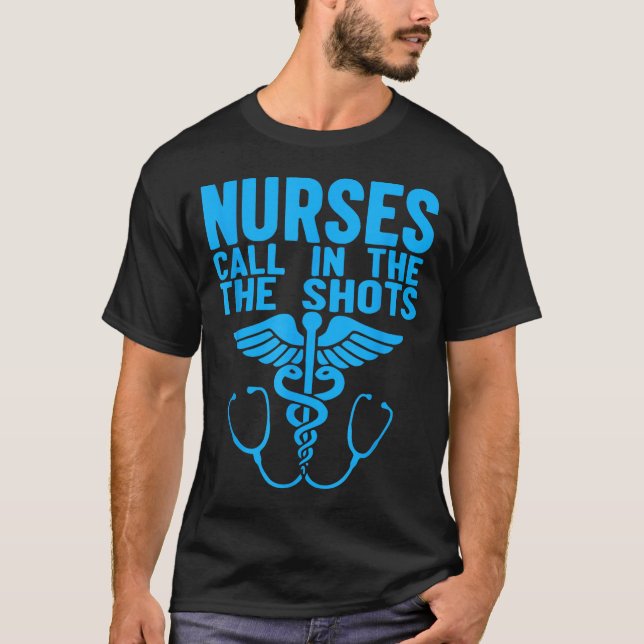 Camiseta Nurses We Call The Shots Nurse Funny Nursing Cna R (Frente)