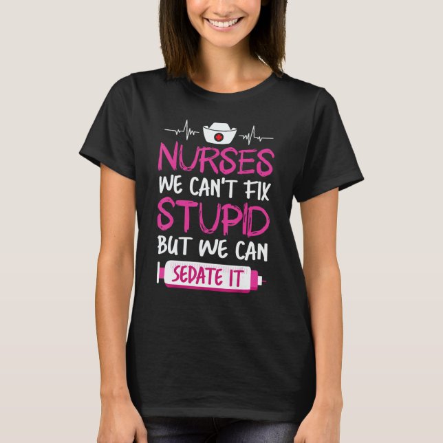 Camiseta Nurses We Can't Fix Stupid But We Can Sedate It (Frente)