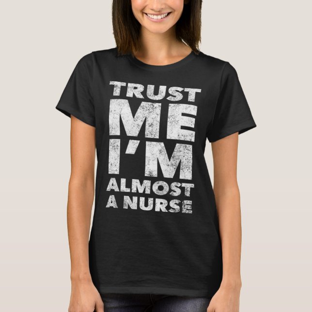 Camiseta Nursing School for Students Trust Me I m Almost a  (Frente)