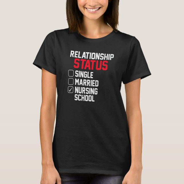 Camiseta Nursing Student Relationship Status Future School  (Frente)