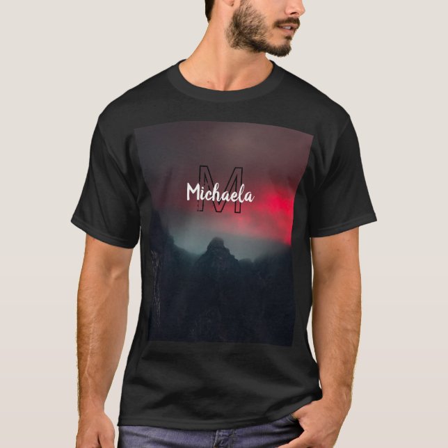 Camiseta Nuvens a arder, nevoeiro e monograma das montanhas (Frente)