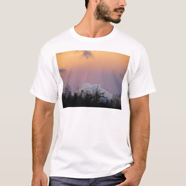 Camiseta Nuvens azuis em pó num céu roxo (Frente)