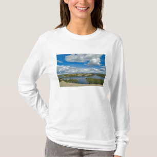Camiseta Nuvens cúmulus pairam sobre lagos, Noroeste