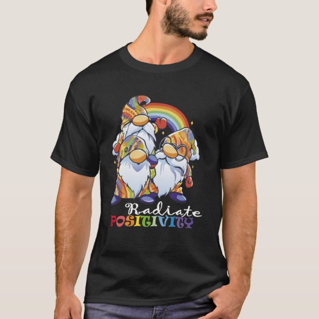 Camiseta Nuvens de gnomos arco-íris radiantes de positivida (Frente)