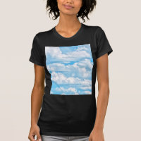 Nuvens ensolaradas felizes, céu azul claro