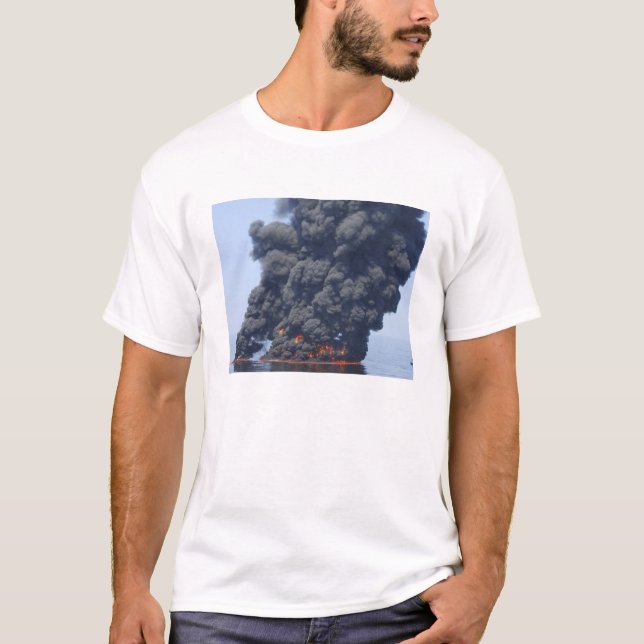 Camiseta Nuvens escuras de fumaça e fogo emergem 2 (Frente)