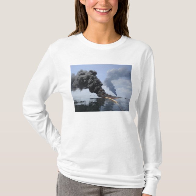 Camiseta Nuvens escuras de fumaça e fogo emergem 3 (Frente)