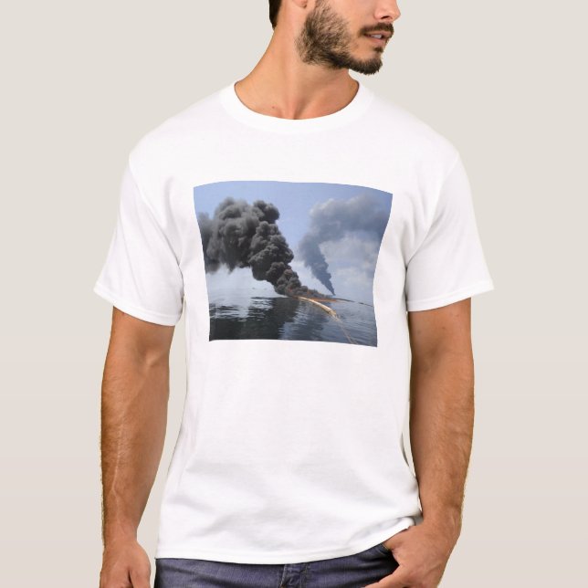 Camiseta Nuvens escuras de fumaça e fogo emergem 3 (Frente)