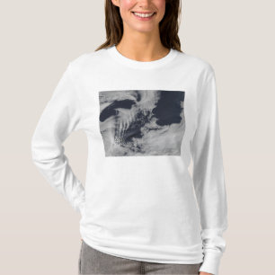 Camiseta nuvens Navio-onda-dadas forma no indiano sul Oce