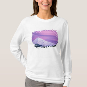 Camiseta Nuvens roxas profundas rodeiam o Monte Hood, em