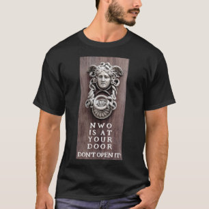 Camiseta NWO na sua porta (escuro)