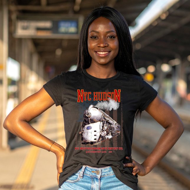 Camiseta NYC Dreyfuss Hudson Locomotive. American flag (NYC Dreyfuss Hudson Locomotive. 20th Century Limited. Womens Basic T-Shirt)