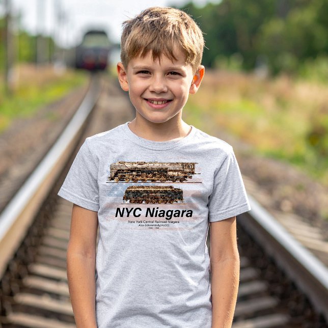 Camiseta NYC Niagara Steam Locomotive Profile American flag (NYC Niagara – American Train Steam Locomotive. Boy Basic T-Shirt)