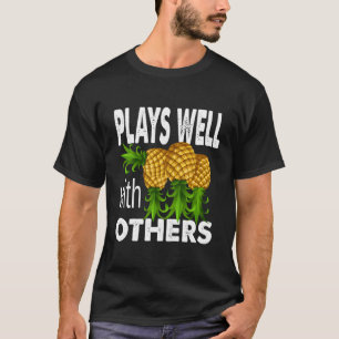 Camiseta O Abacaxi Joga Bem Com Outros Nadadores