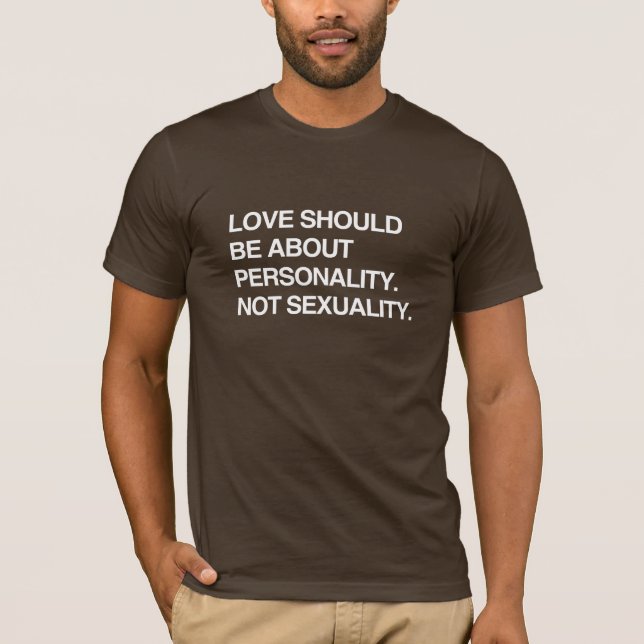 CAMISETA O AMOR DEVE SER SOBRE A PERSONALIDADE (Frente)