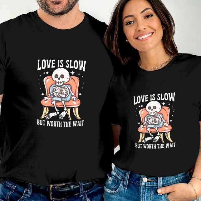 Camiseta O amor é lento, mas vale a pena o esqueleto Quirky (Criador carregado)