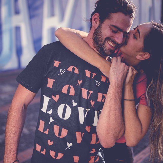 Camiseta O amor é recíproco (Wife kisses her husband with full of love)