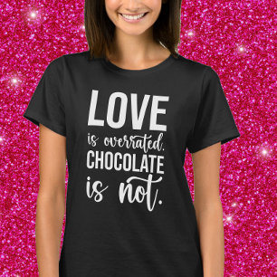 Camiseta O amor é superestimado. Chocolate não é.