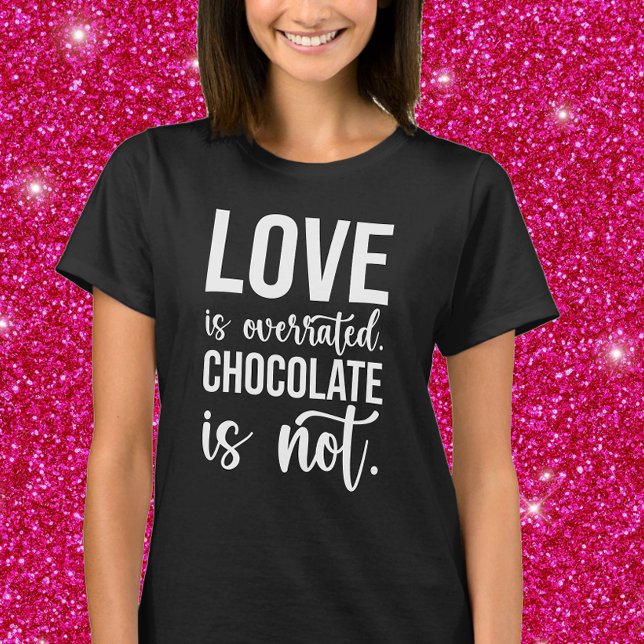 Camiseta O amor é superestimado. Chocolate não é. (Criador carregado)