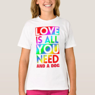 CAMISETA O AMOR É TUDO O QUE VOCÊ PRECISA E UM CÃO