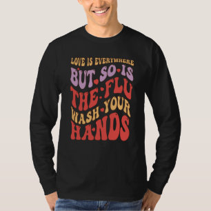 Camiseta O Amor Está em Toda Parte Mas Também Está a Gripe