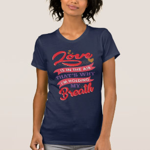 Camiseta O amor está no ar, estou segurando minha respiraçã