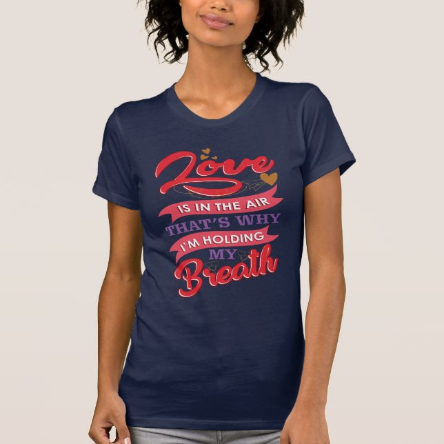 Camiseta O amor está no ar, estou segurando minha respiraçã (Frente)