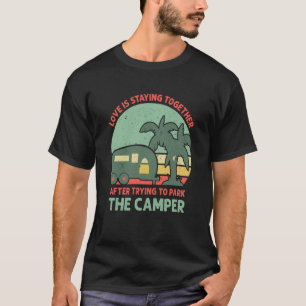 Camiseta O amor está se mantendo junto ao acampamento de es