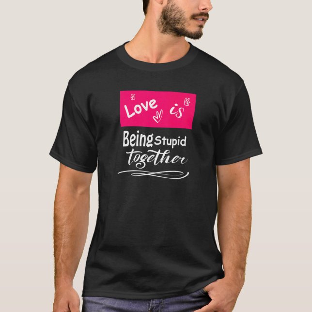 Camiseta O Amor Está Sendo Estúpido Junto Com Homens Mulher (Frente)