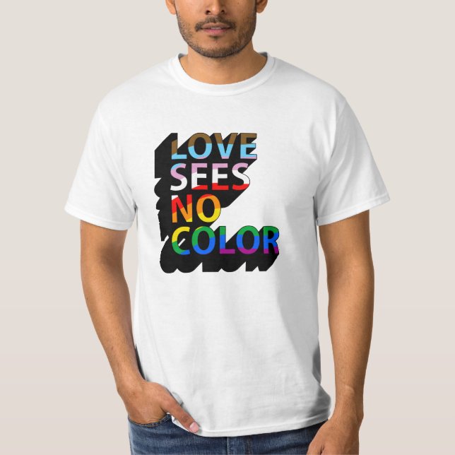 CAMISETA O AMOR NÃO VÊ COR (Frente)