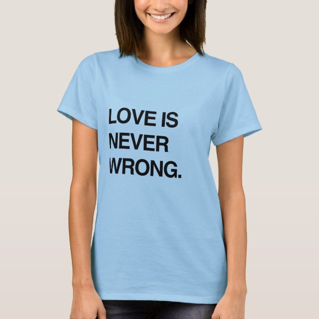 CAMISETA O AMOR NUNCA ESTÁ ERRADO (Frente)